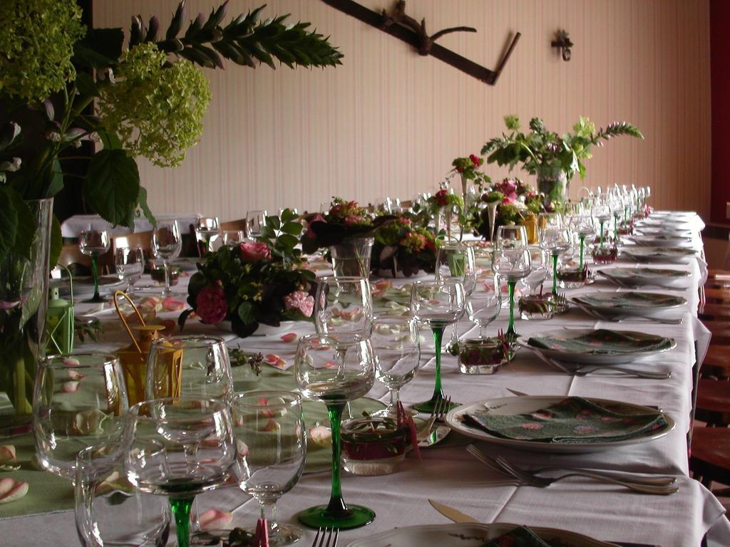 Hotel Le Dauphin Moulins-la-Marche Esterno foto