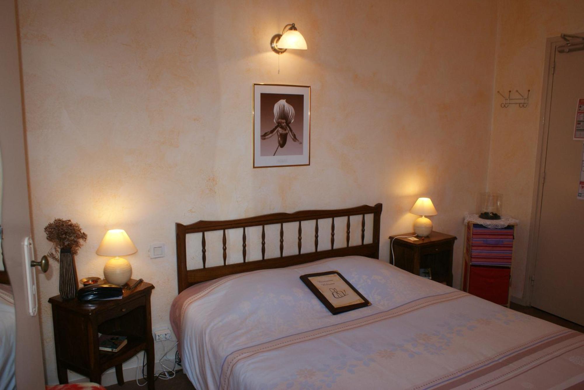 Hotel Le Dauphin Moulins-la-Marche Esterno foto