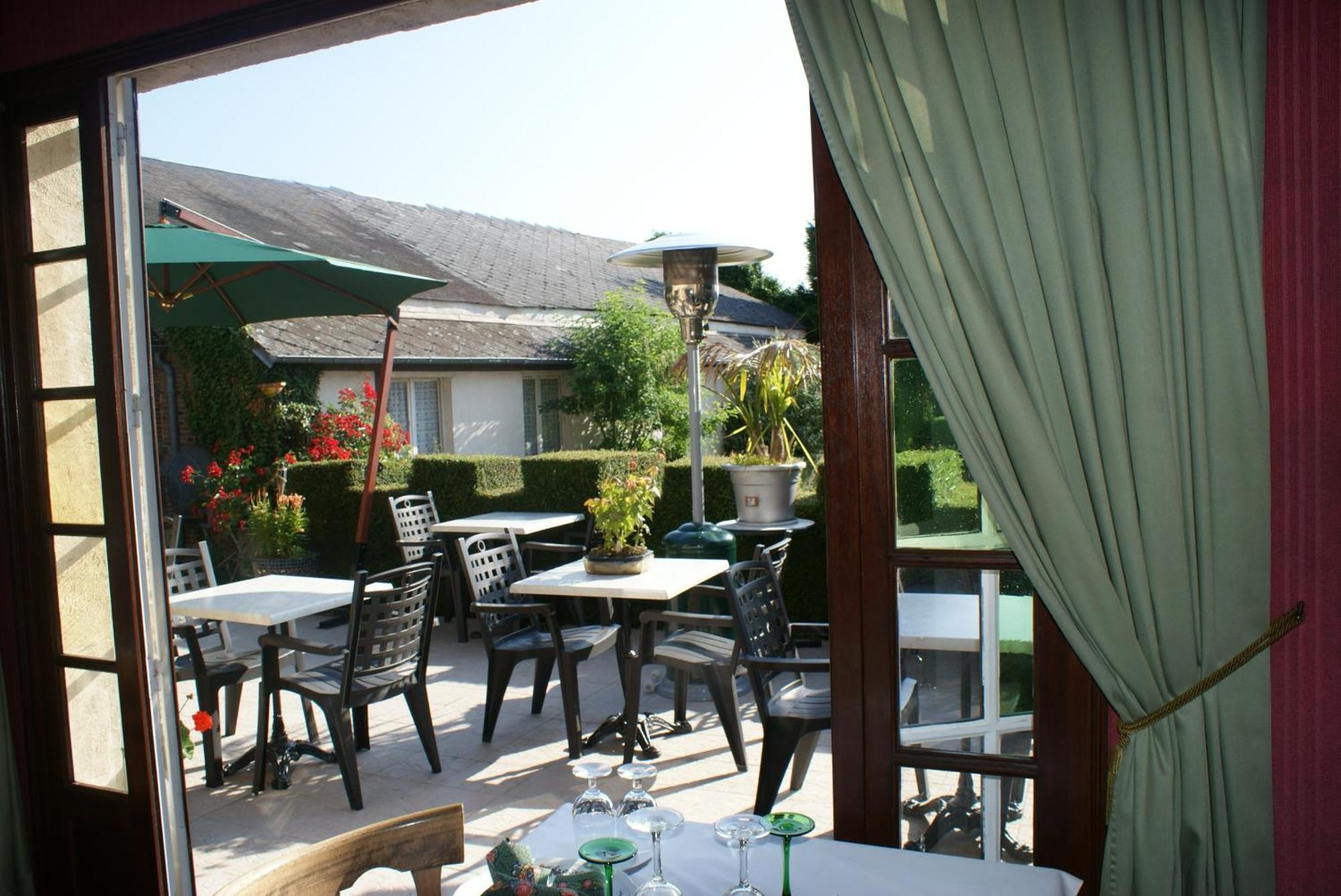 Hotel Le Dauphin Moulins-la-Marche Esterno foto