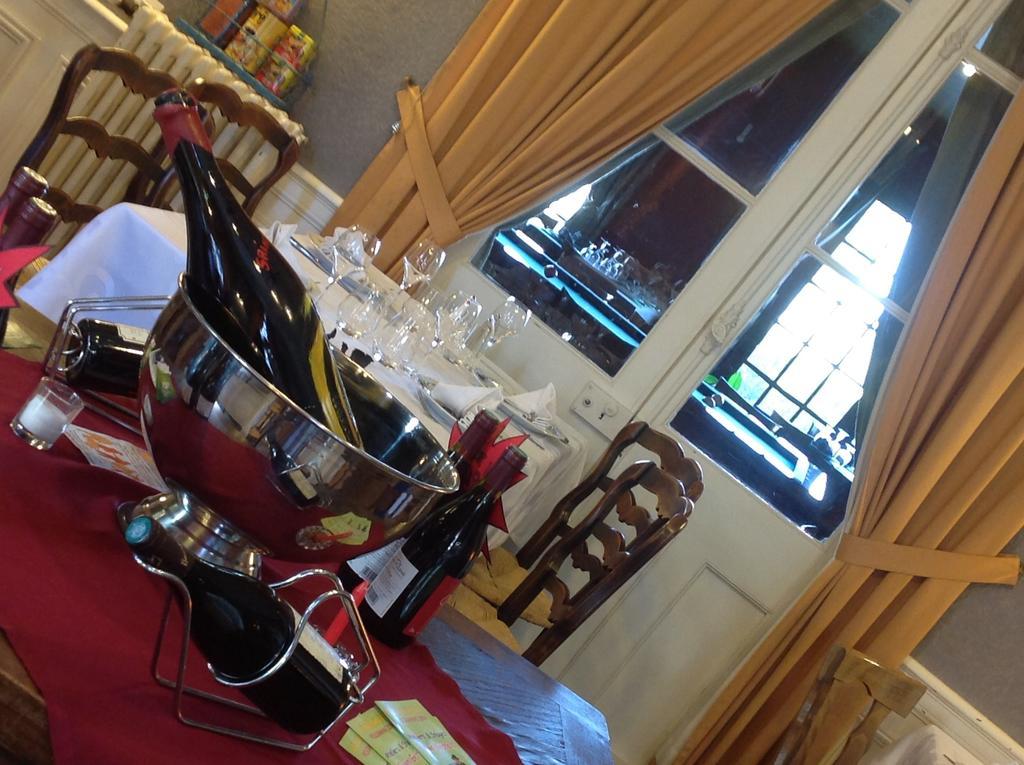 Hotel Le Dauphin Moulins-la-Marche Esterno foto