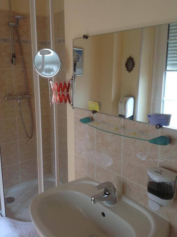 Hotel Le Dauphin Moulins-la-Marche Esterno foto