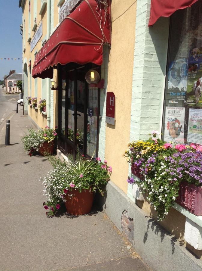 Hotel Le Dauphin Moulins-la-Marche Esterno foto